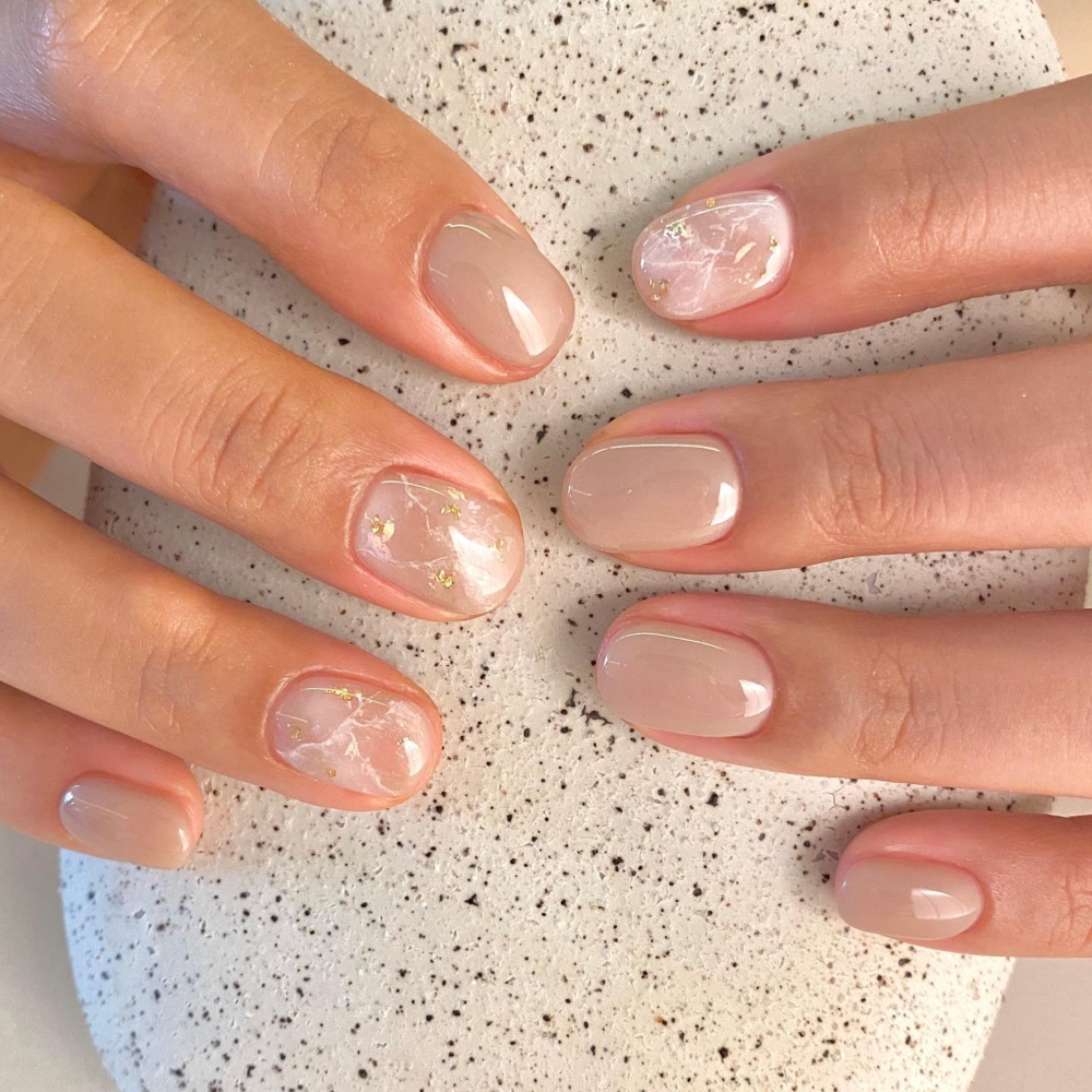 這款同樣以杏色與白色掉為基礎的延伸款