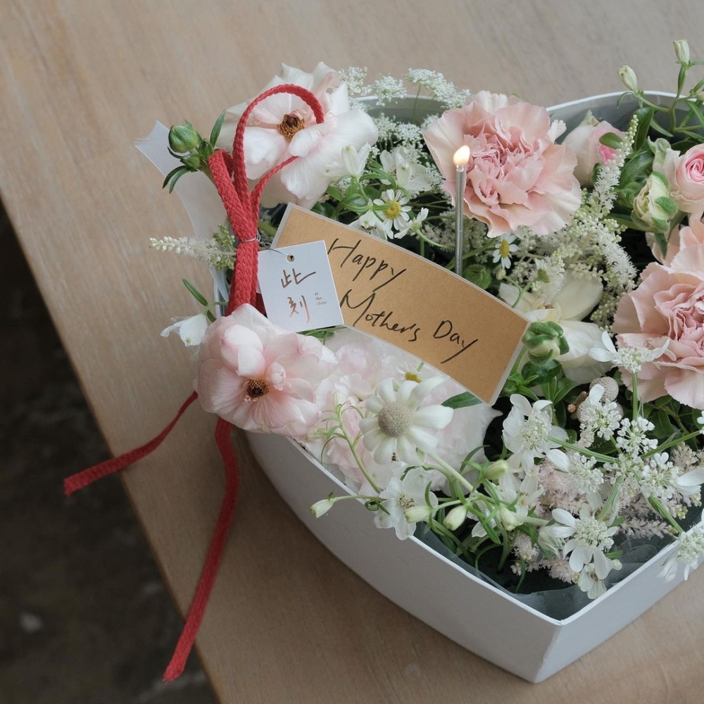 替代蛋糕熱量的心型花盒（附蠟燭）。