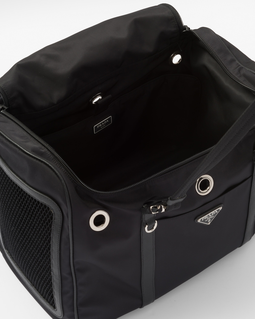 包身以拉鍊封口,內部帶可拆卸底部