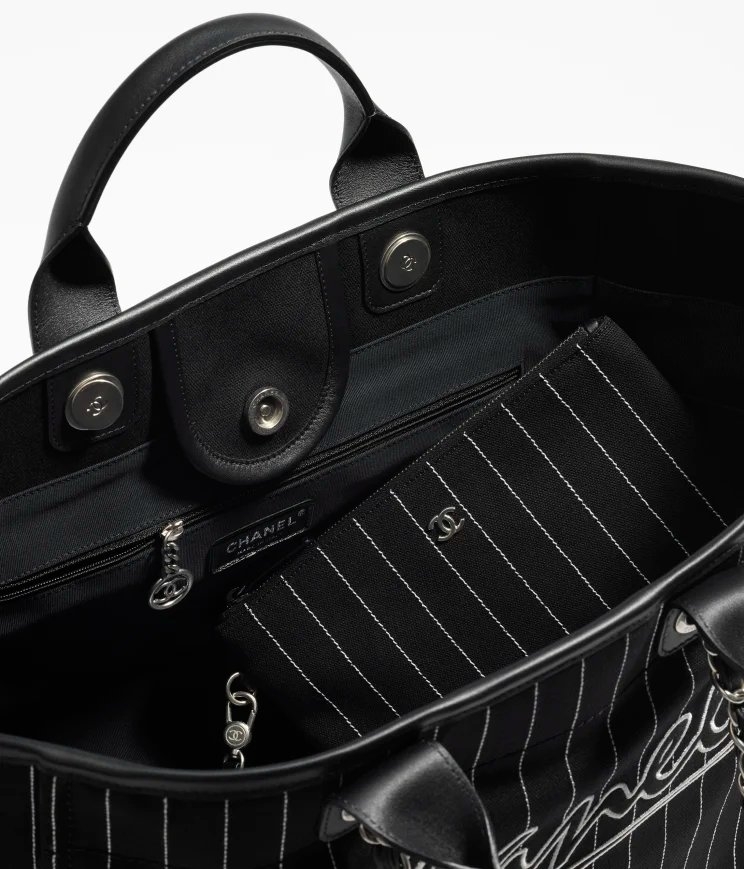 手袋以經典的黑白配搭配。