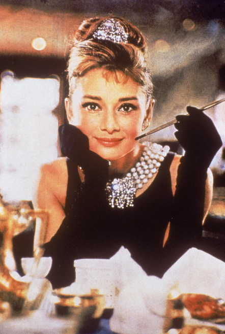 電影中《Breakfast at Tiffany's 珠光寶氣》(台譯:第凡內早餐)的經典造型。