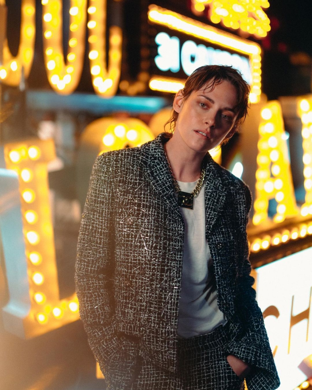 Kristen Stewart延續中性風格,穿上黑白色斜紋軟呢材質的褲裝套裝