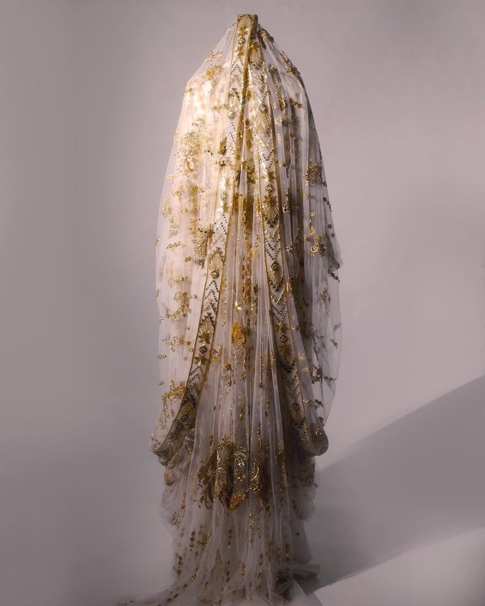 層層堆疊宛如人魚尾巴的傘擺增添份量