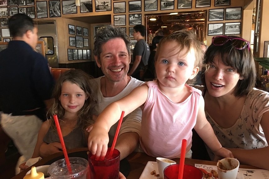 自小便繼承了媽媽的外貌以及星二代的光環