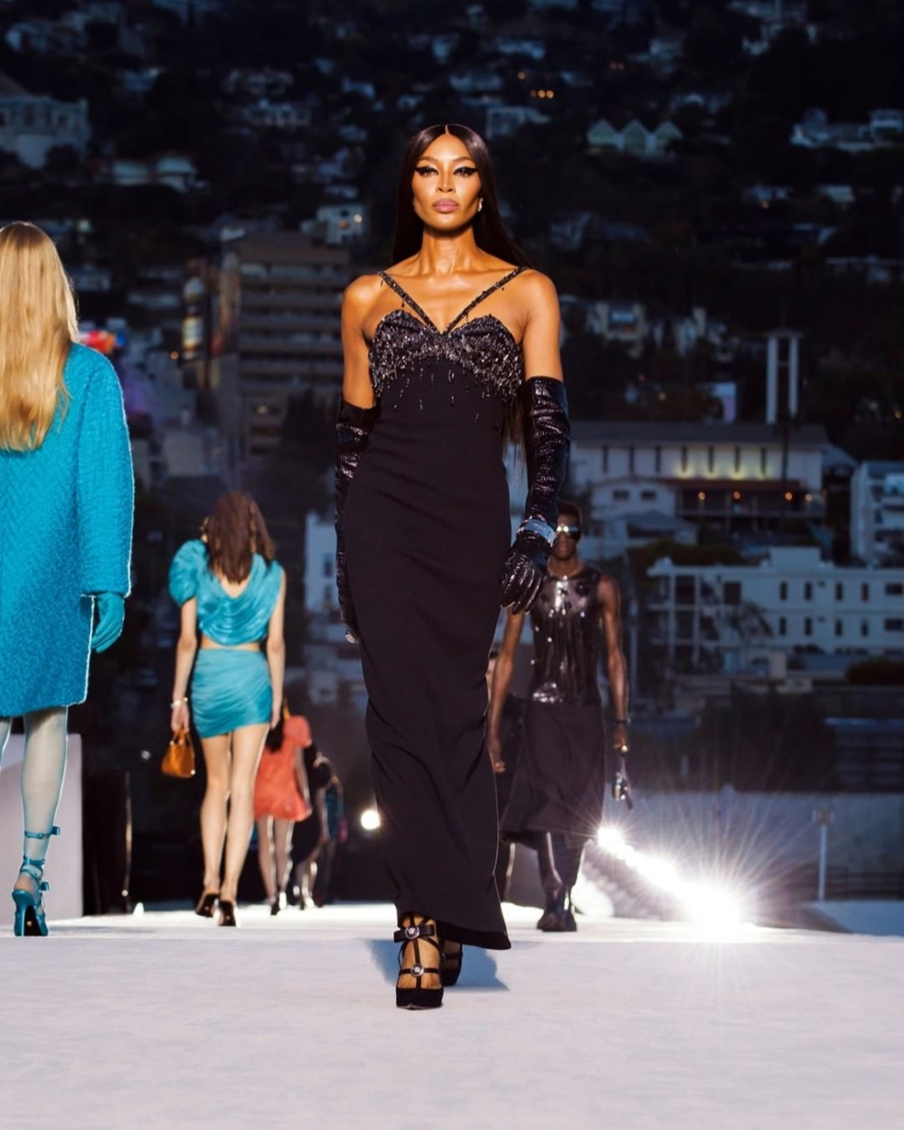 在Versace Fall-Winter 2023秀場上的詮釋。