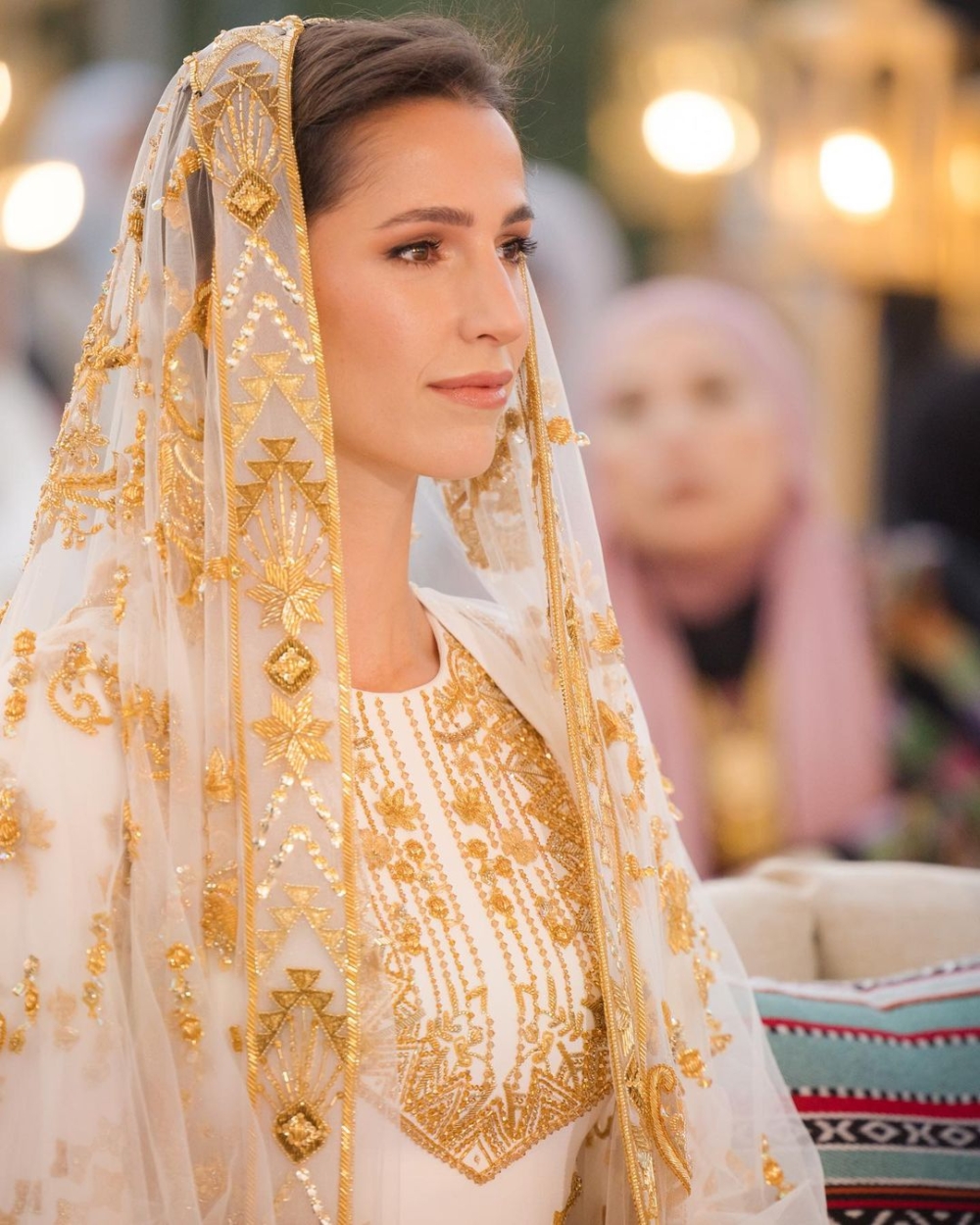 禮服靈感來自沙烏地阿拉伯的傳統服飾「Najdi」設計