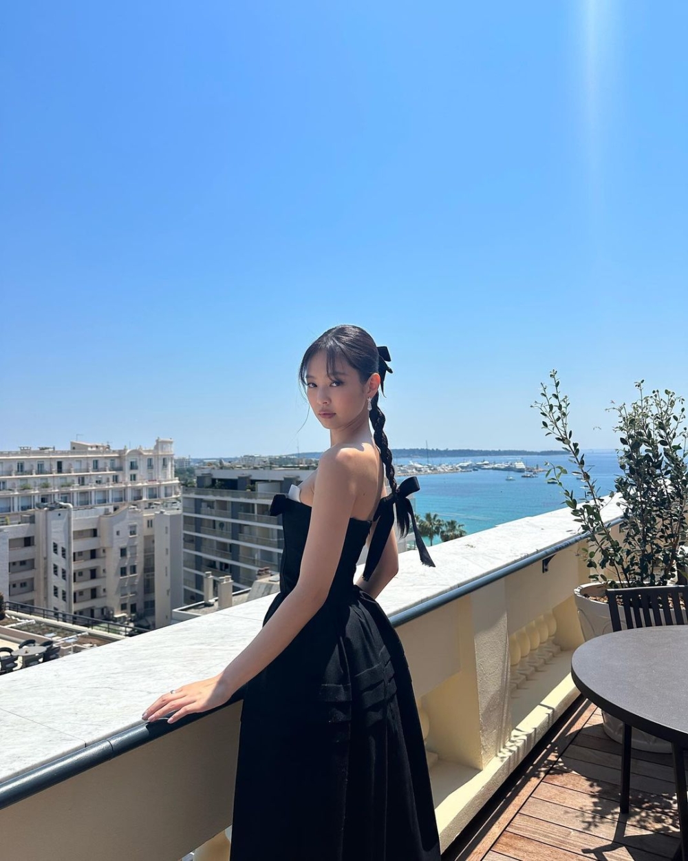 Jennie康城影展經典黑白造型