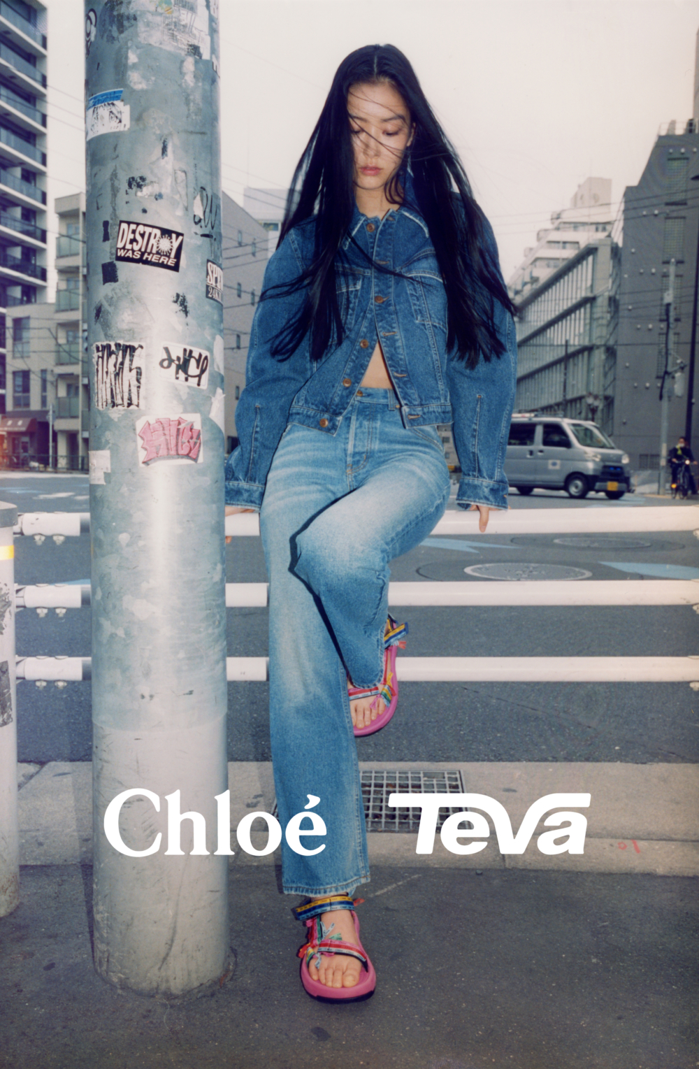 Chloé × Teva獨家鞋履限量系列的形象照。