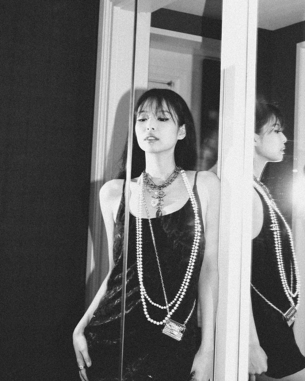 Jennie換上了CHANEL春夏系列真絲刺繡黑色提花吊帶裙