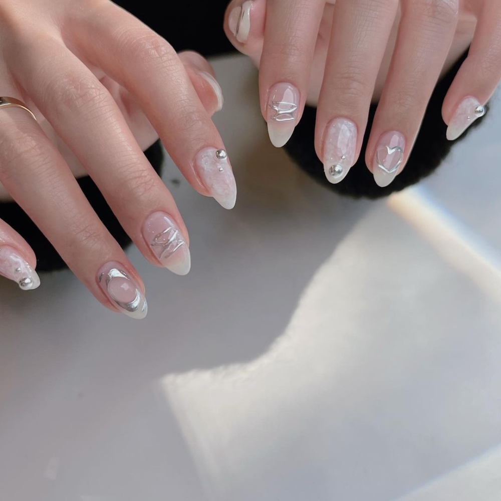 以百搭耐看的白色法式美甲款式作為基底