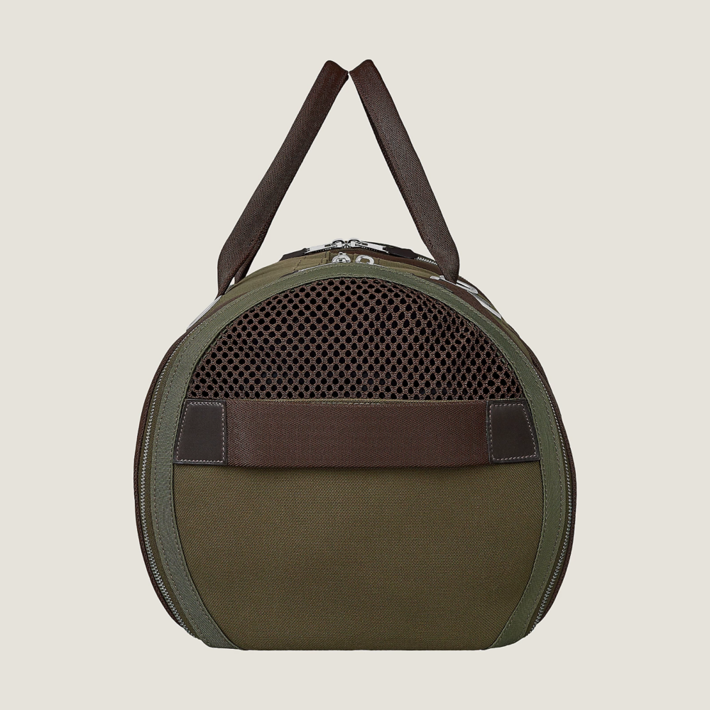 側面帶拉鍊和通風槽,提袋上方還有6個圓形通風孔