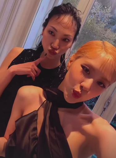 她與韓裔美籍超模Park Soo-Joo合影。