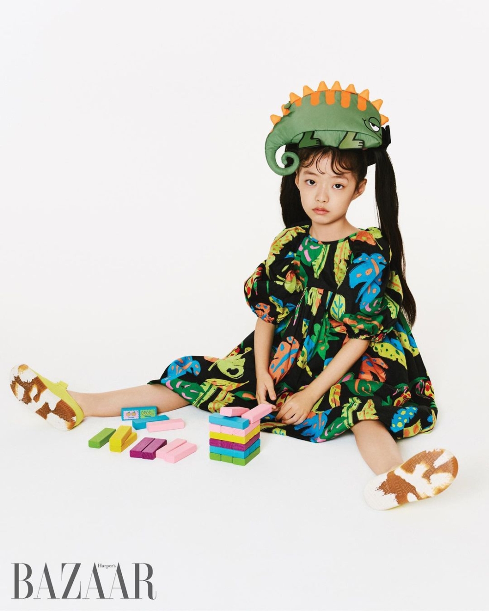 黑色長版洋裝搭配涼鞋+變色龍帽相當俏皮