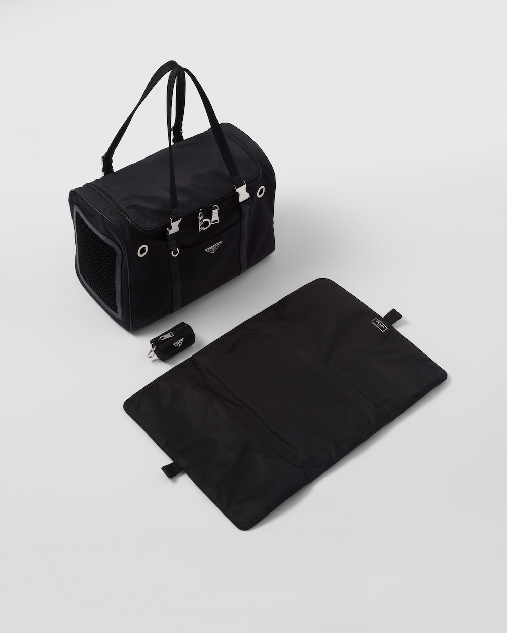 裝備設計有外部口袋和寬敞的內部空間還能放下必備的寵物護理配件