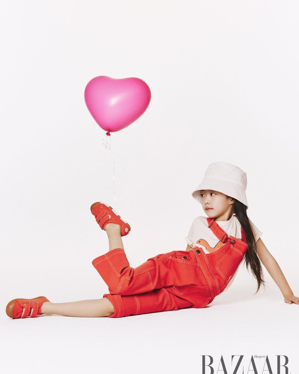 吳智律身穿自己所代言的服裝