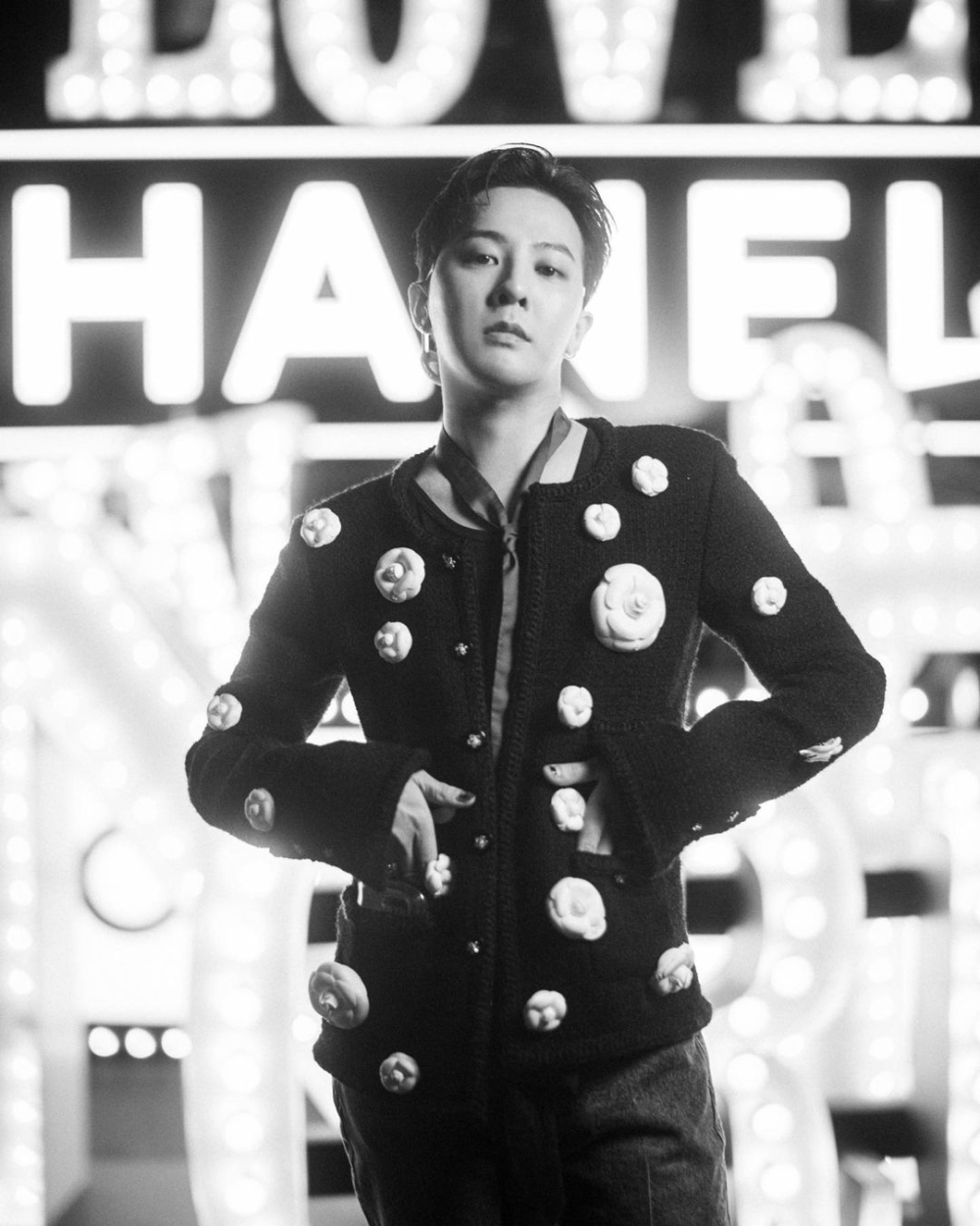 G-Dragon權志龍身穿別滿白色山茶花的西裝外套