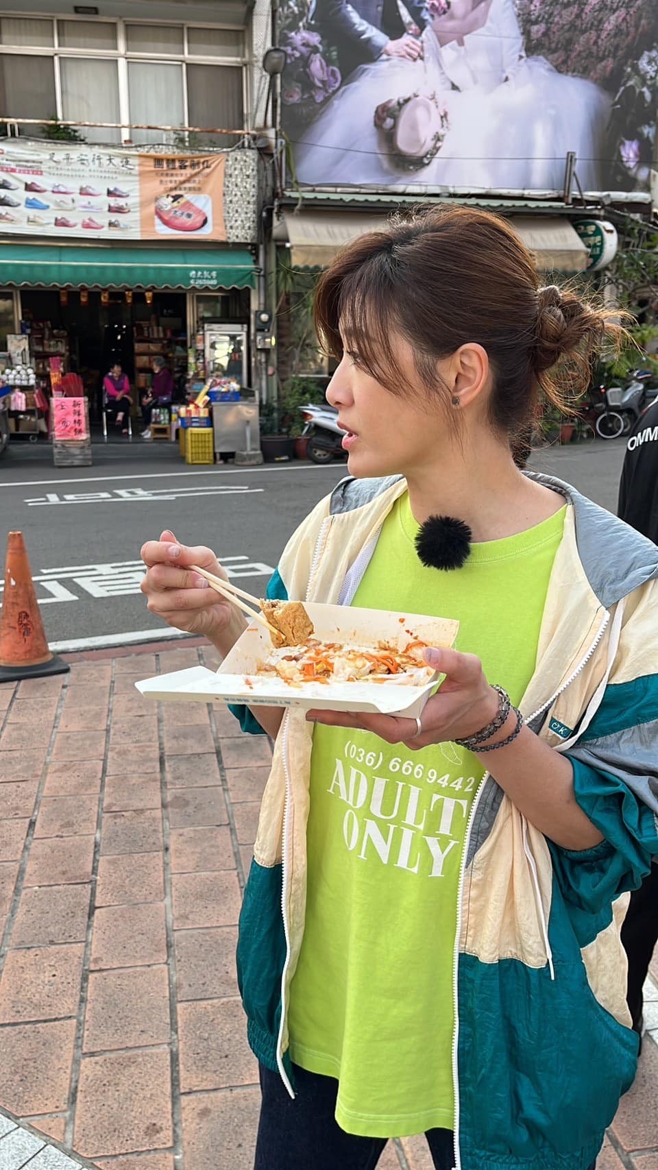 3月時，在Facebook中公開了自己在路邊食臭豆腐的照片，從側面來看，有誰相信她已過50。