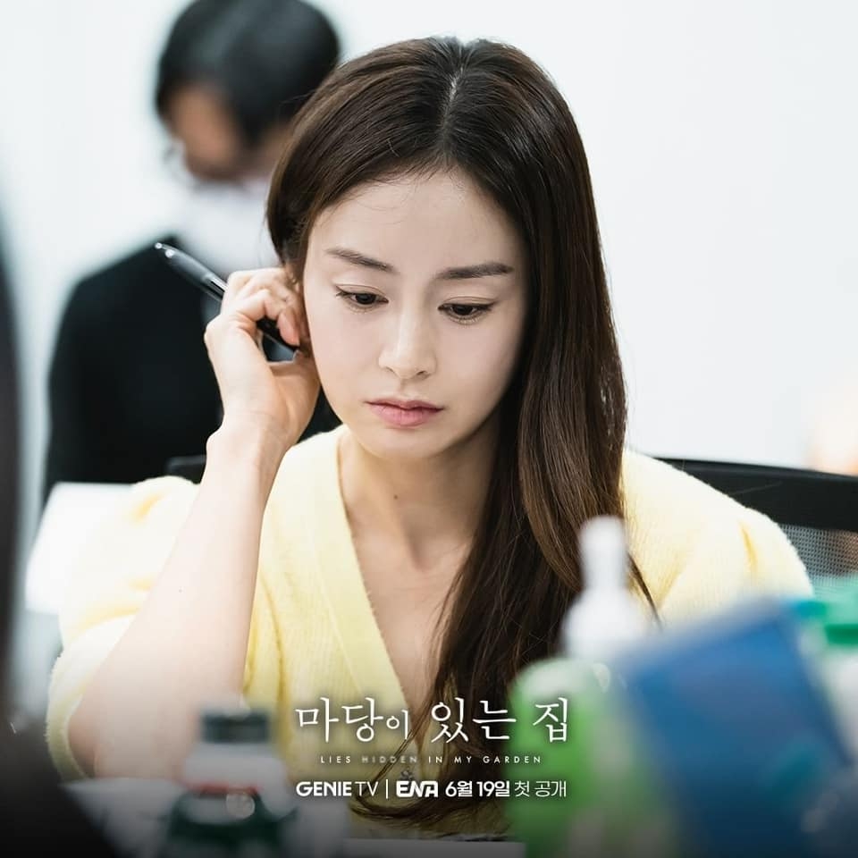 閱讀劇本時很專心的金泰希。