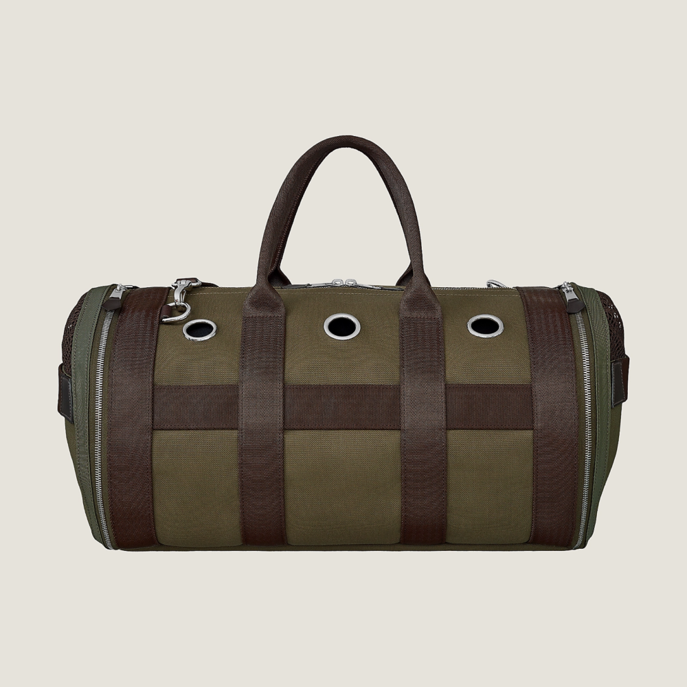 採用軍綠色的防水透氣面料