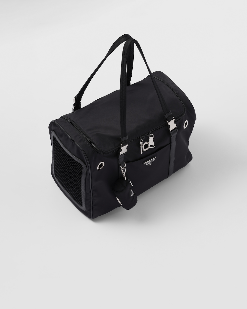 在提把上掛有迷你的拉鍊小袋,可放置必備用品