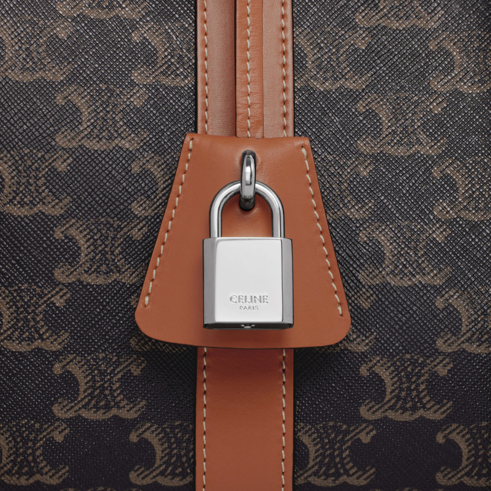 附有可調節的皮革肩帶、兩個皮革提手以及一個吊牌夾