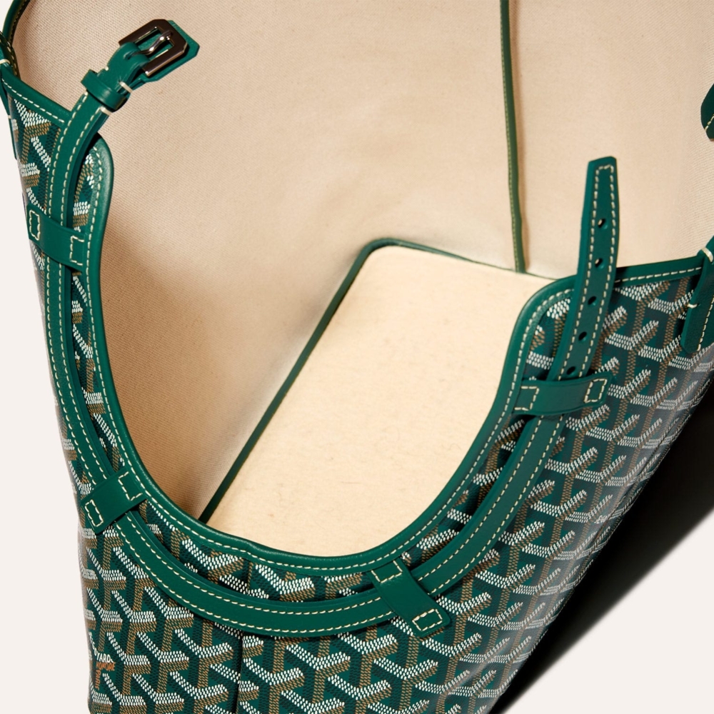 包包一側附有可拆卸和可調節項圈的靈感來自Goyard Edmond項圈