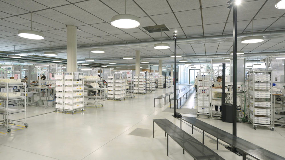 地點為全新落成的FENDI Factory皮件工廠。