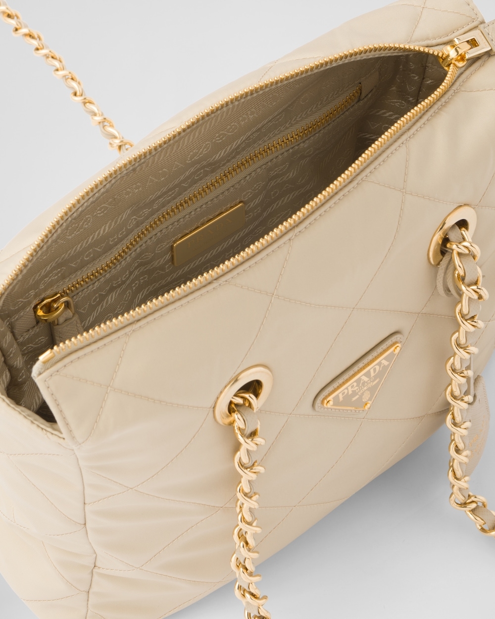 打開後內部裝飾有徽標印花Re-Nylon再生尼龍襯裡