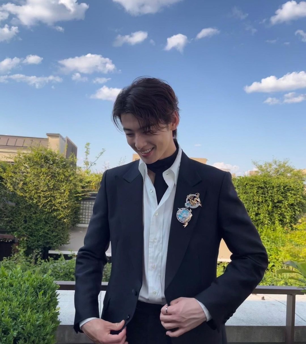 穿上合身的服裝特別顯出他身材的優點