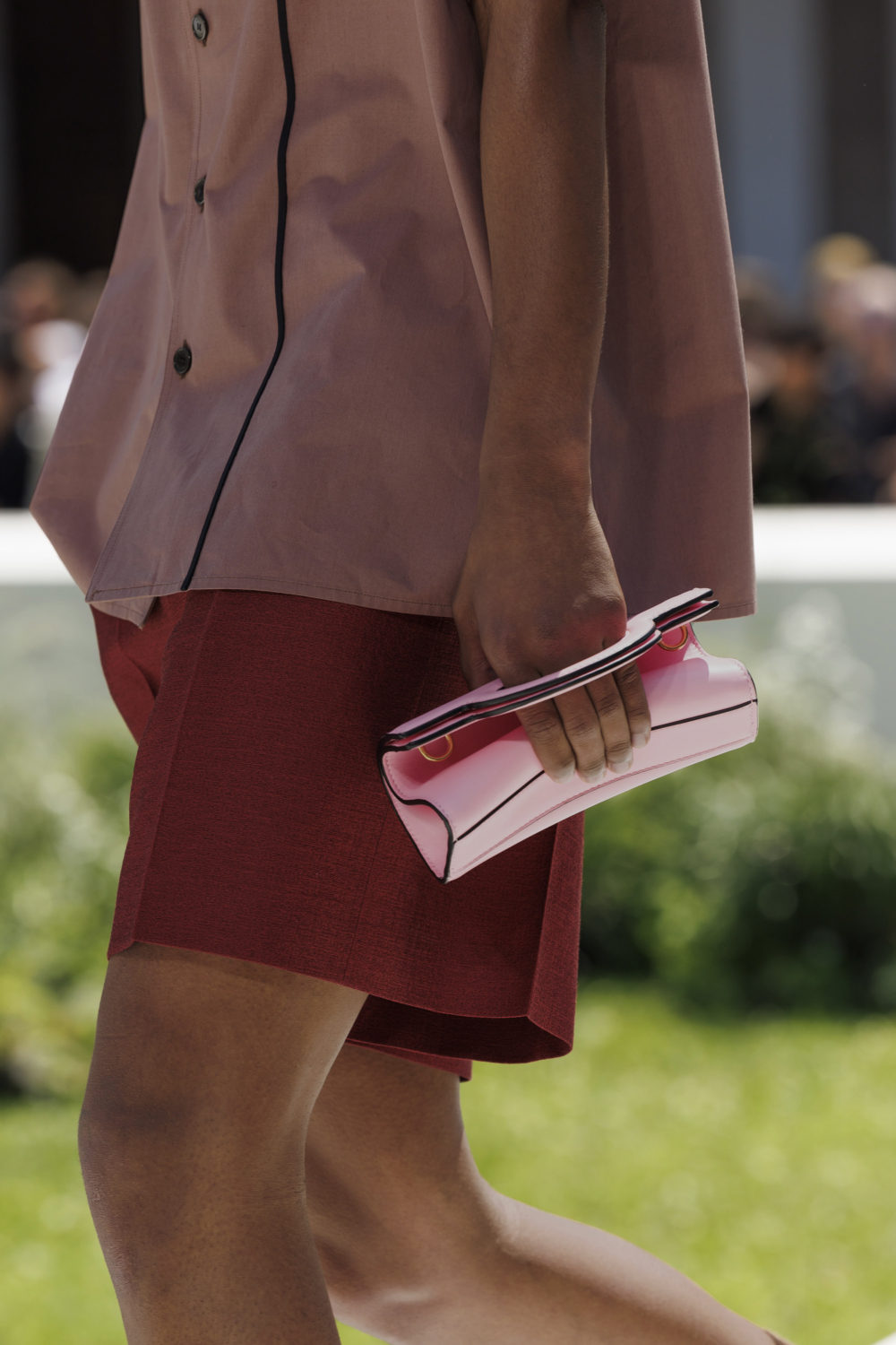 展現基本單色調與純粹的美學