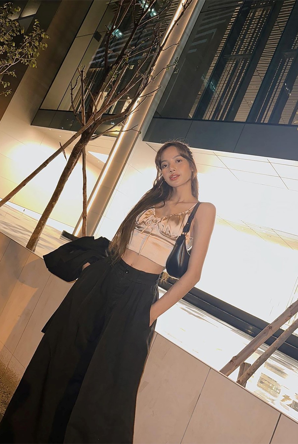 甜褲造型搭配CELINE Ava Triomphe包