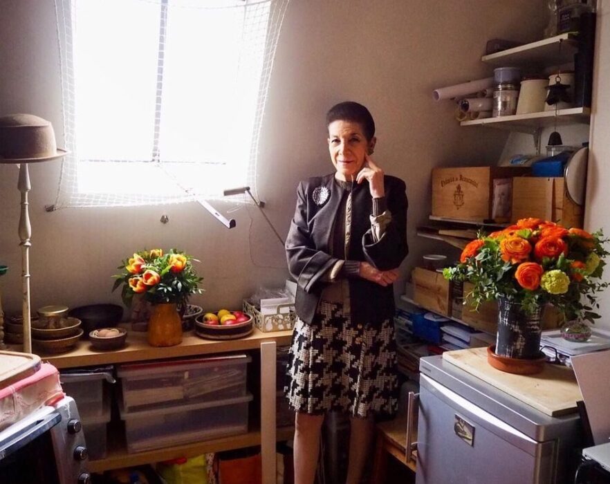 不到2坪的女僕房,只有一個簡陋的水槽以及一張床墊