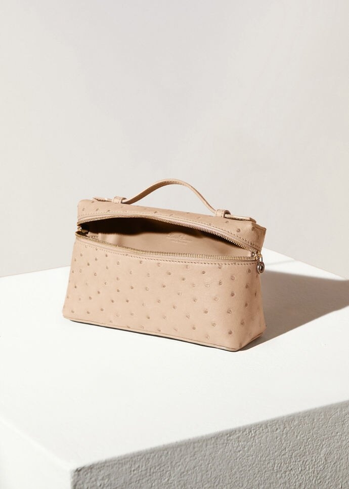 有著方便的拉鍊設計。