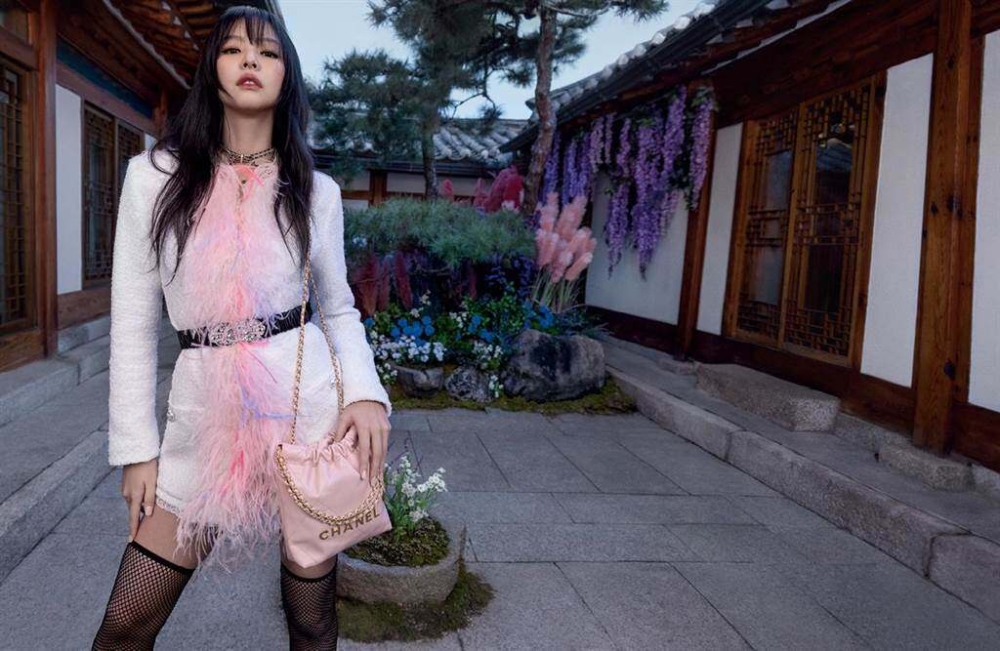 Jennie也上身CHANEL 22 mini handbags