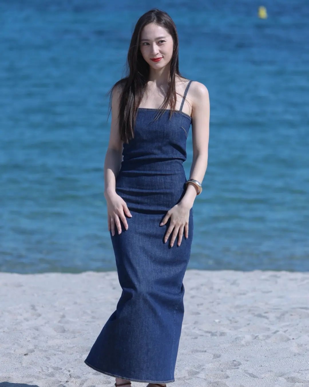 康城另一活動中，身穿牛仔連身長裙的Krystal的她，再次美得到令人屏息。