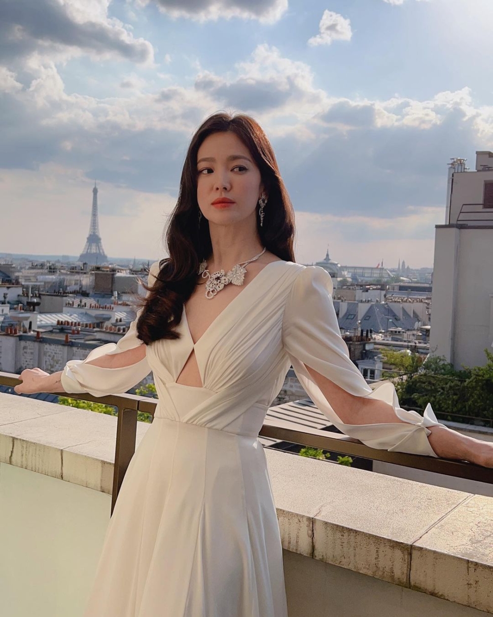 身穿一件純白色的Yolam cris禮服出席活動