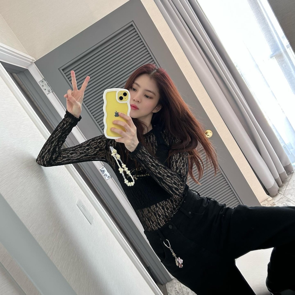 高挑的身材以及姣好的臉蛋更讓她深受時尚品牌的喜愛