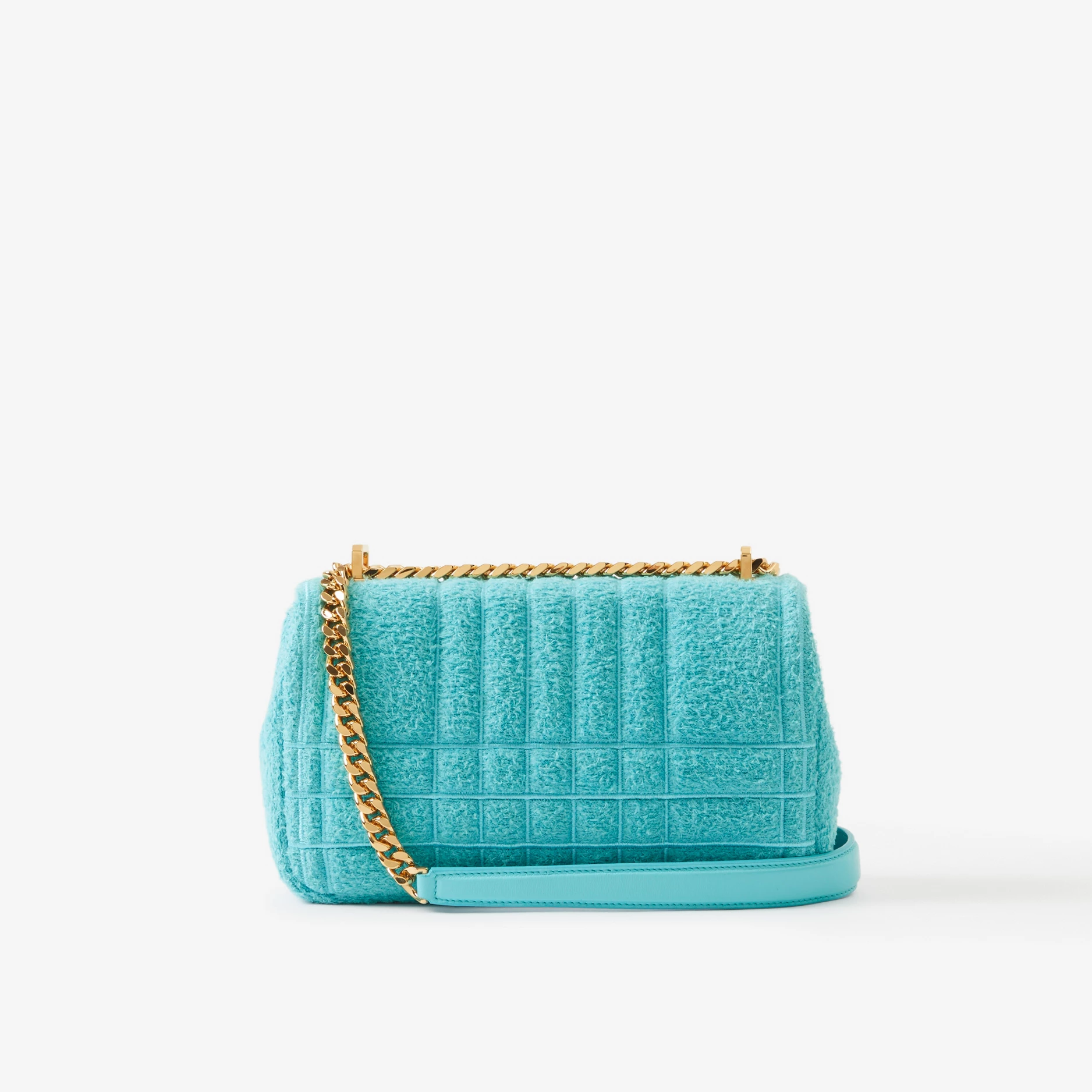 搭配上金色的金屬鏈帶。