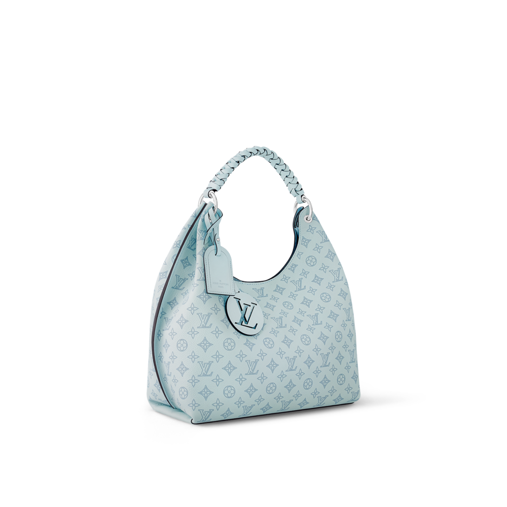 牛仔風格的配色與深藍色穿孔Monogram圖案完美搭配