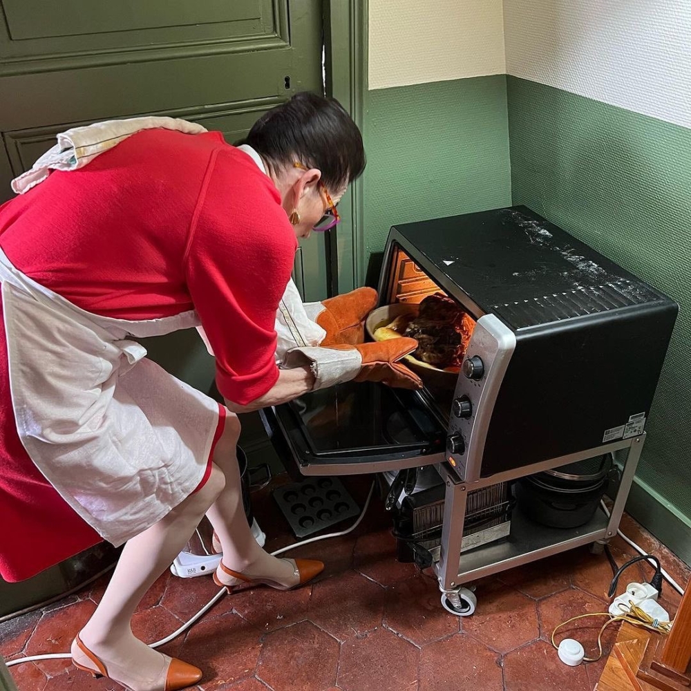 Nathalie George只能在狹小的走廊上擺放著小巧的爐灶