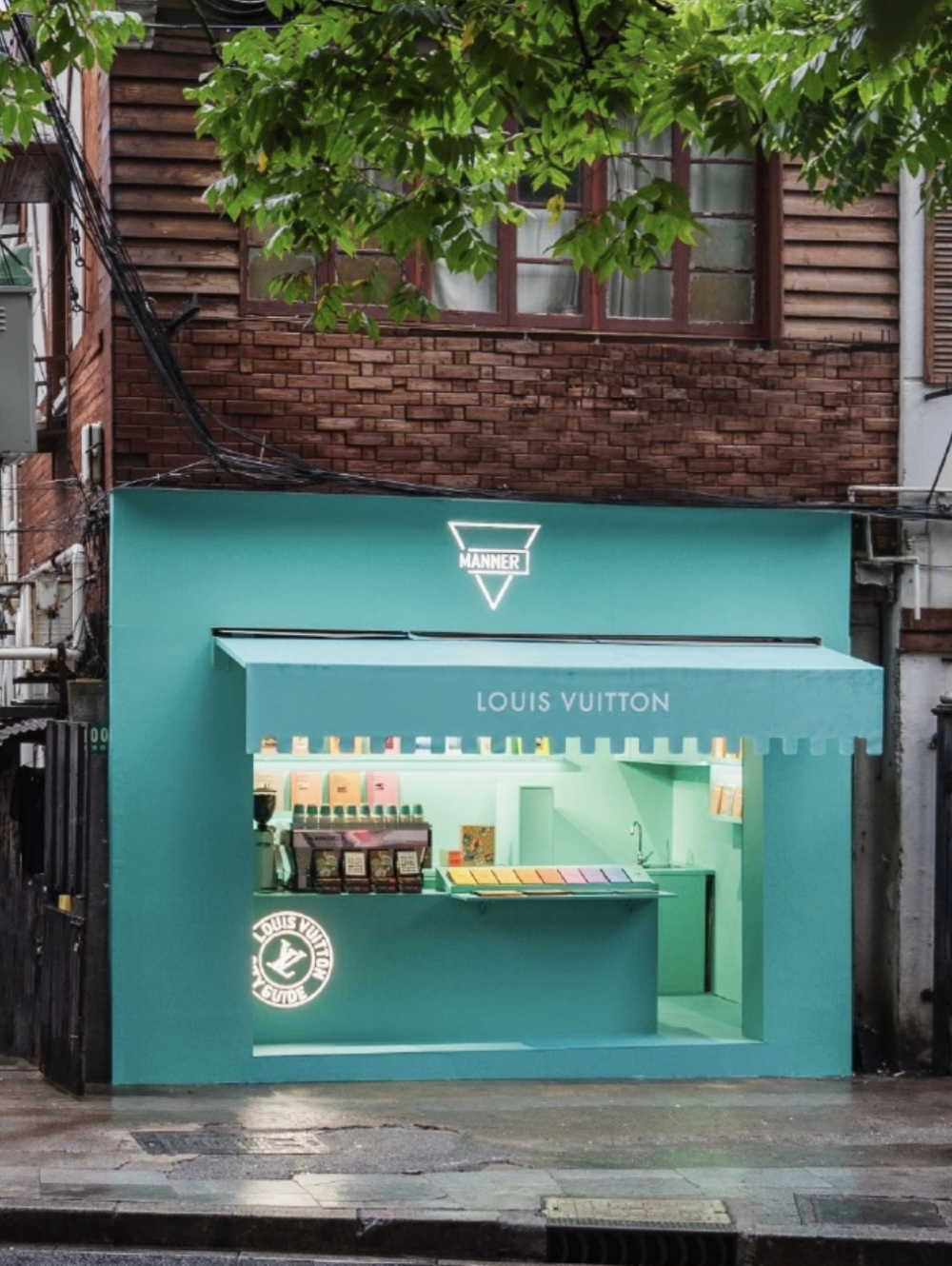 這間限時書店有著質感的湖水綠配色。