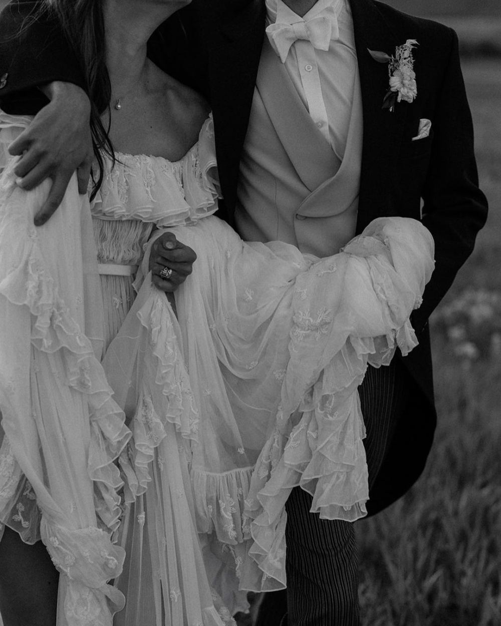 自然垂墜的裙擺與Taylor Hill熱情的個性不謀而合