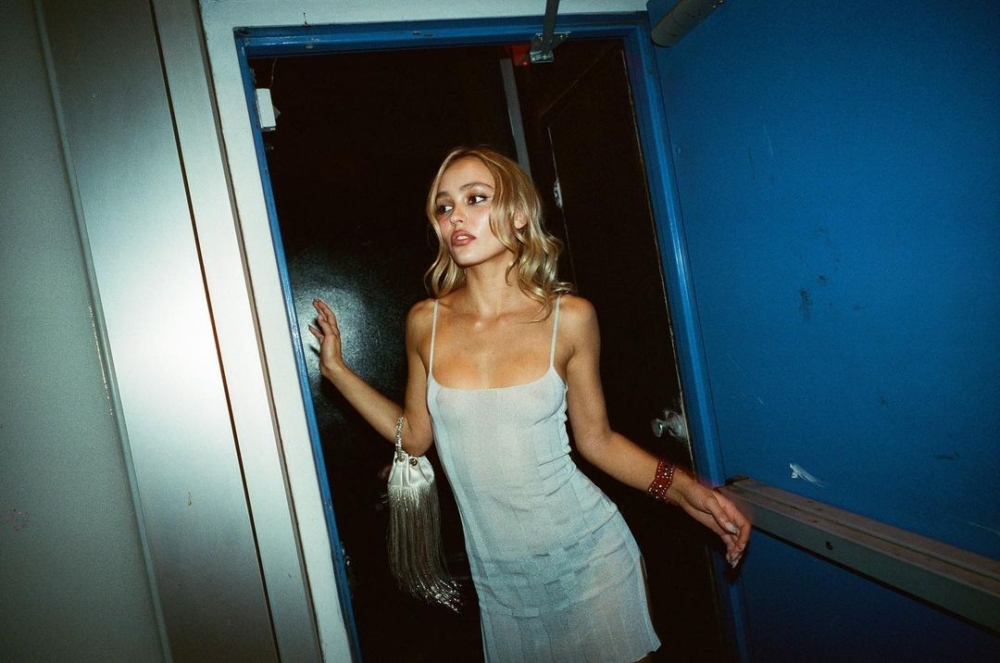 Lily-Rose Depp 在《The Idol》招牌的微煙燻妝