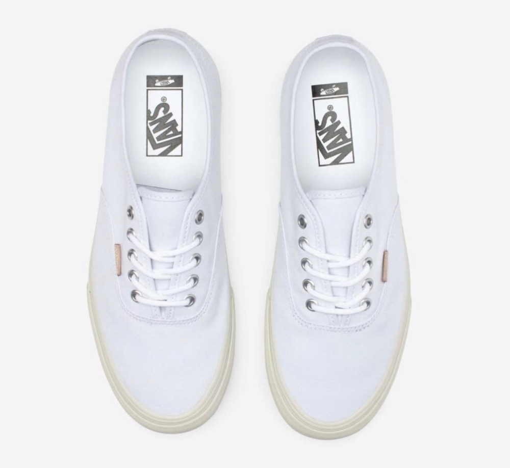 奶茶色咬標搭配柔軟皮革內襯