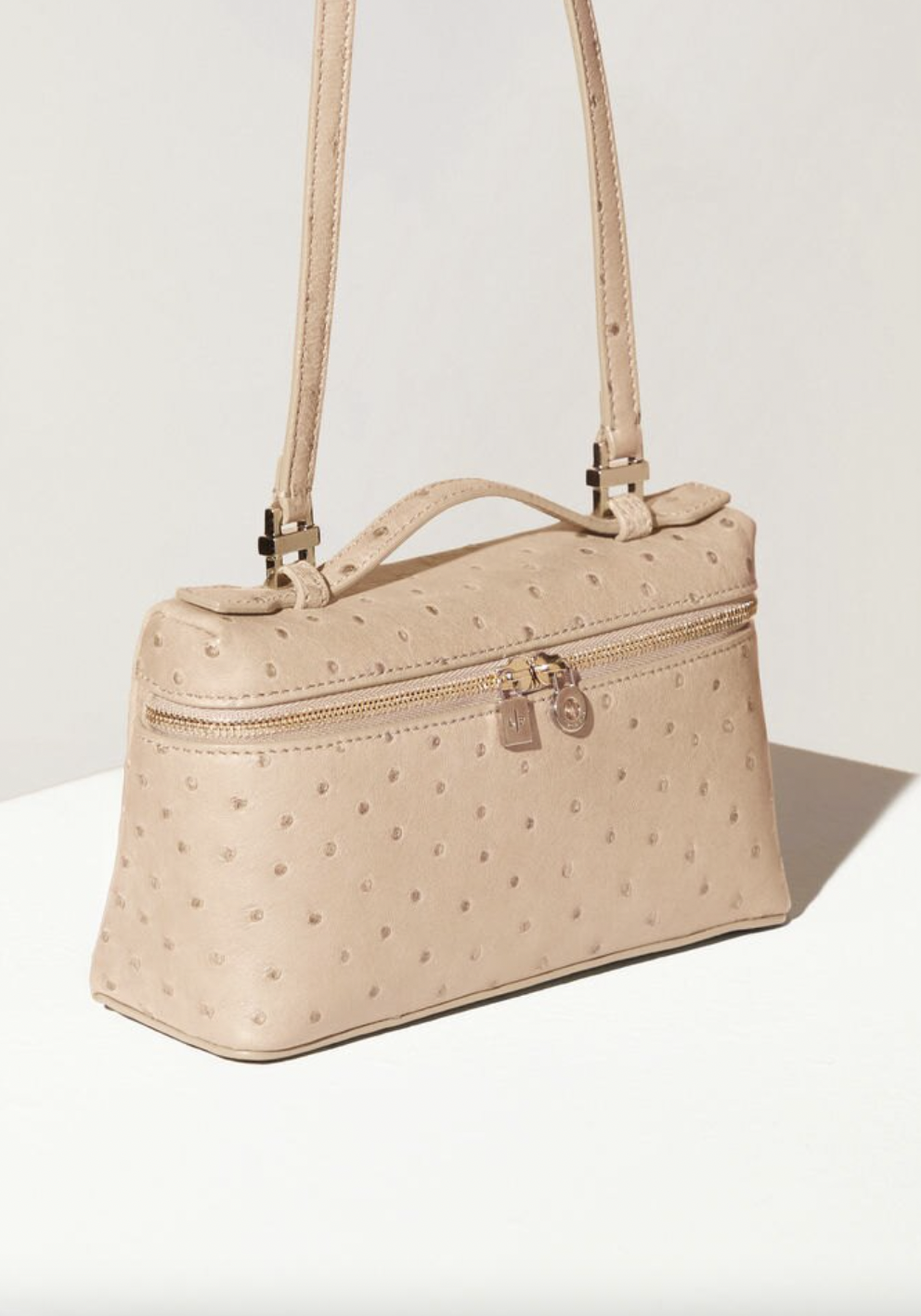 附上揹帶，讓你方便攜帶。