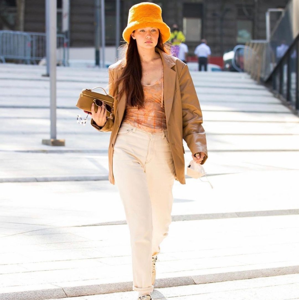 Gigi Hadid多次將它加入在穿搭之中。