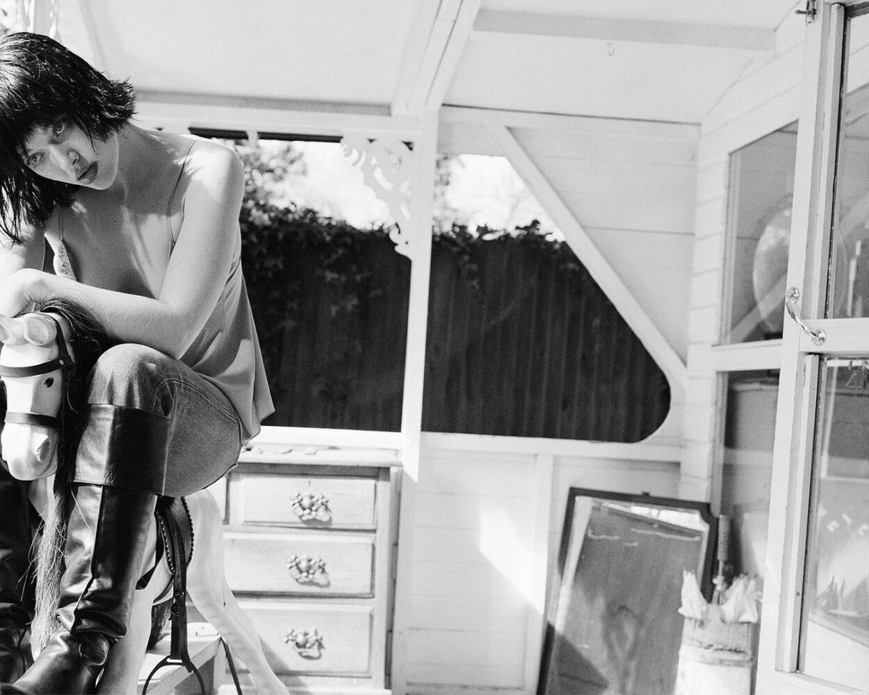 毫無疑問地完美詮釋CELINE標誌性的搖滾頹廢風