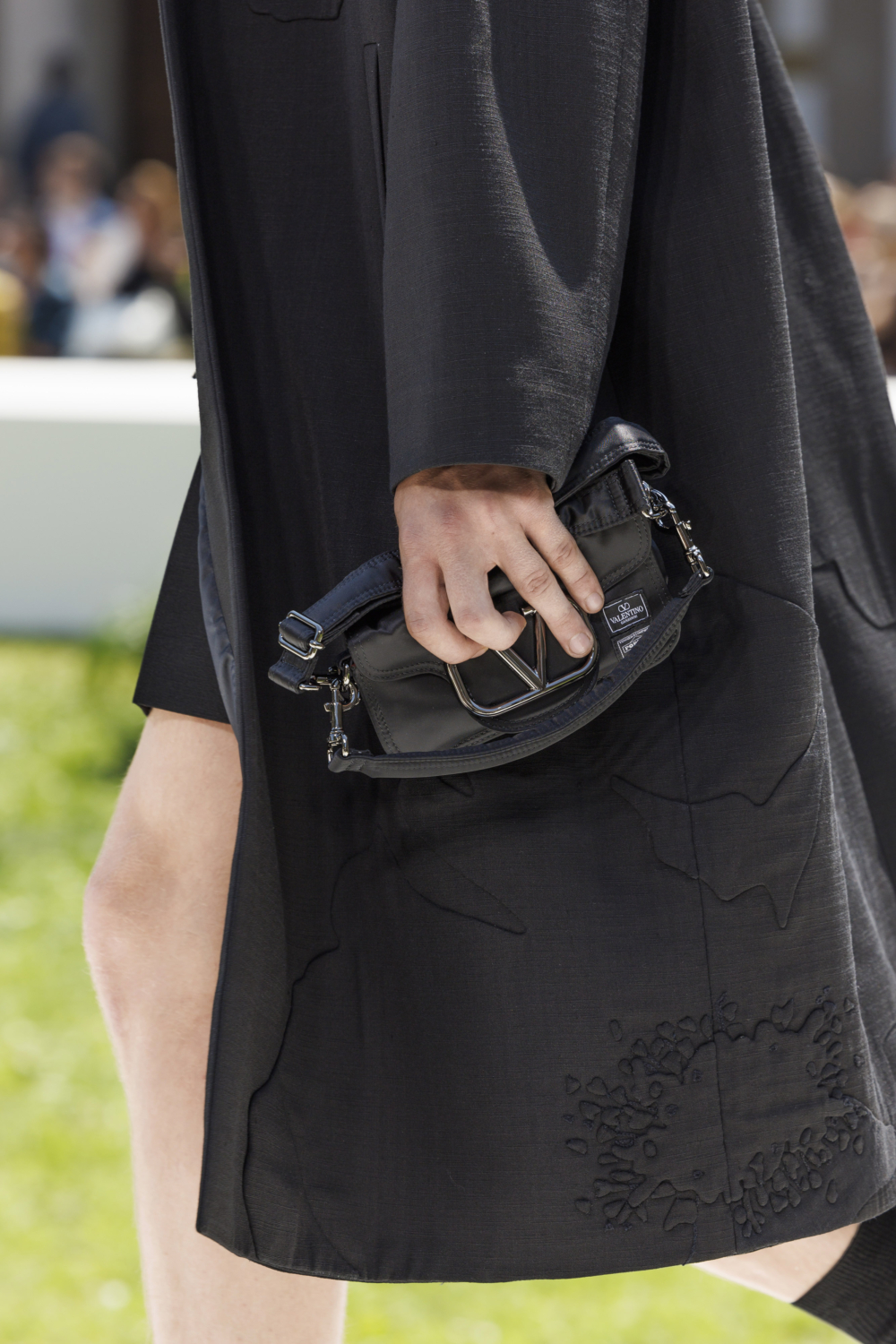 小巧輕便的手拿包或許將成為夏季熱門手袋之一