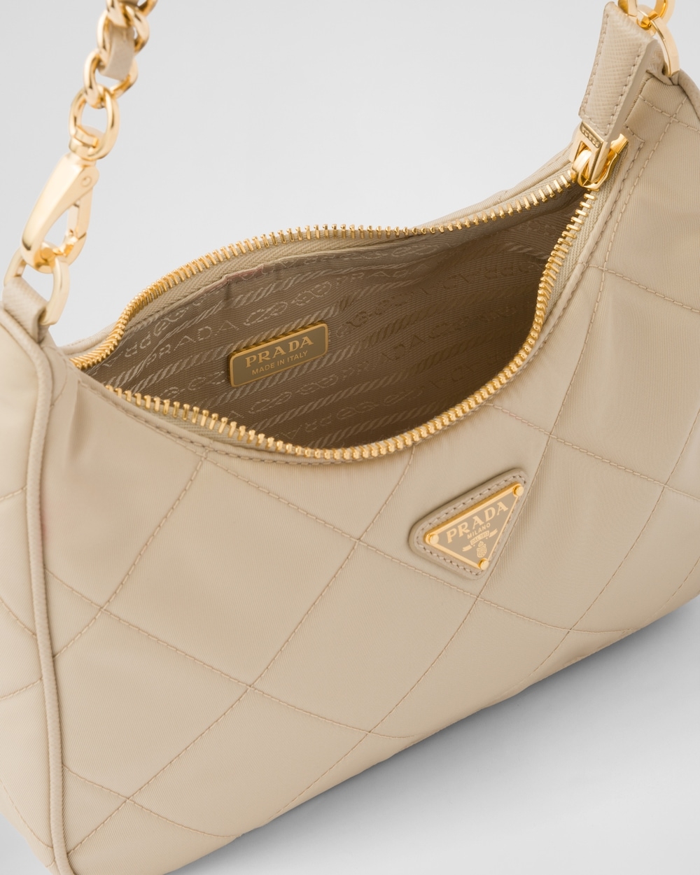 選用Re-Nylon再生尼龍縫製出菱格紋飾面