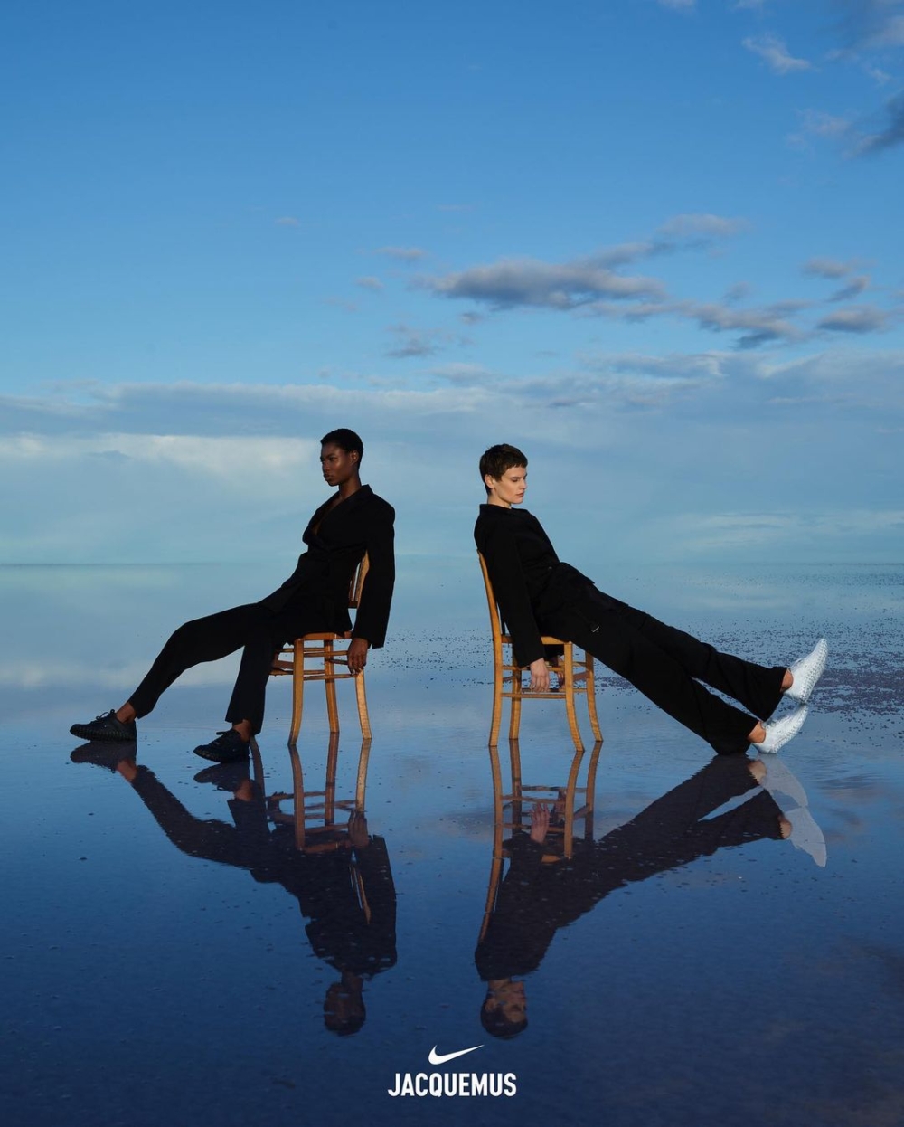 展現Jacquemus的極簡南法美學與Nike的街頭元素